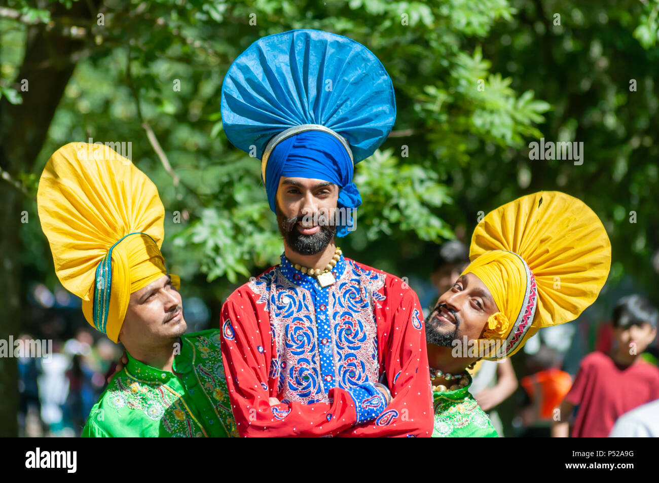 Dancers in traditional scottish costumes hi-res stock photography and ...