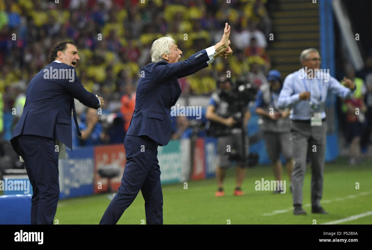 Kazan, Russia. 24th June, 2018. Head coach Jose Pekerman (C) of Colombia gives instructions to players during the 2018 FIFA World Cup Group H match between Poland and Colombia in Kazan, Russia, June 24, 2018. Credit: He Canling/Xinhua/Alamy Live News Stock Photo