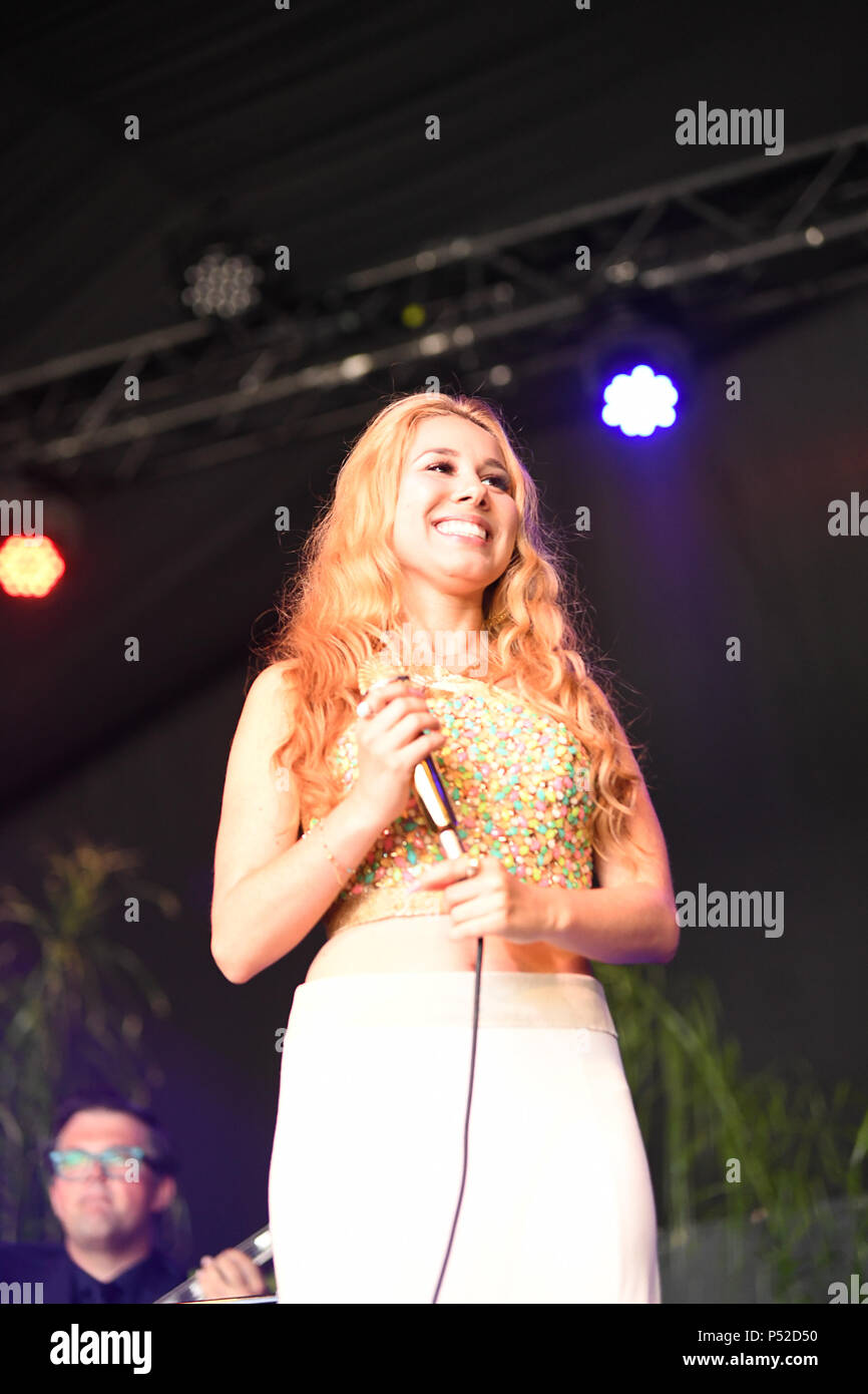 Haley Rienhart Singer American idol contestant haley reinhart hi-res stock photography and ...