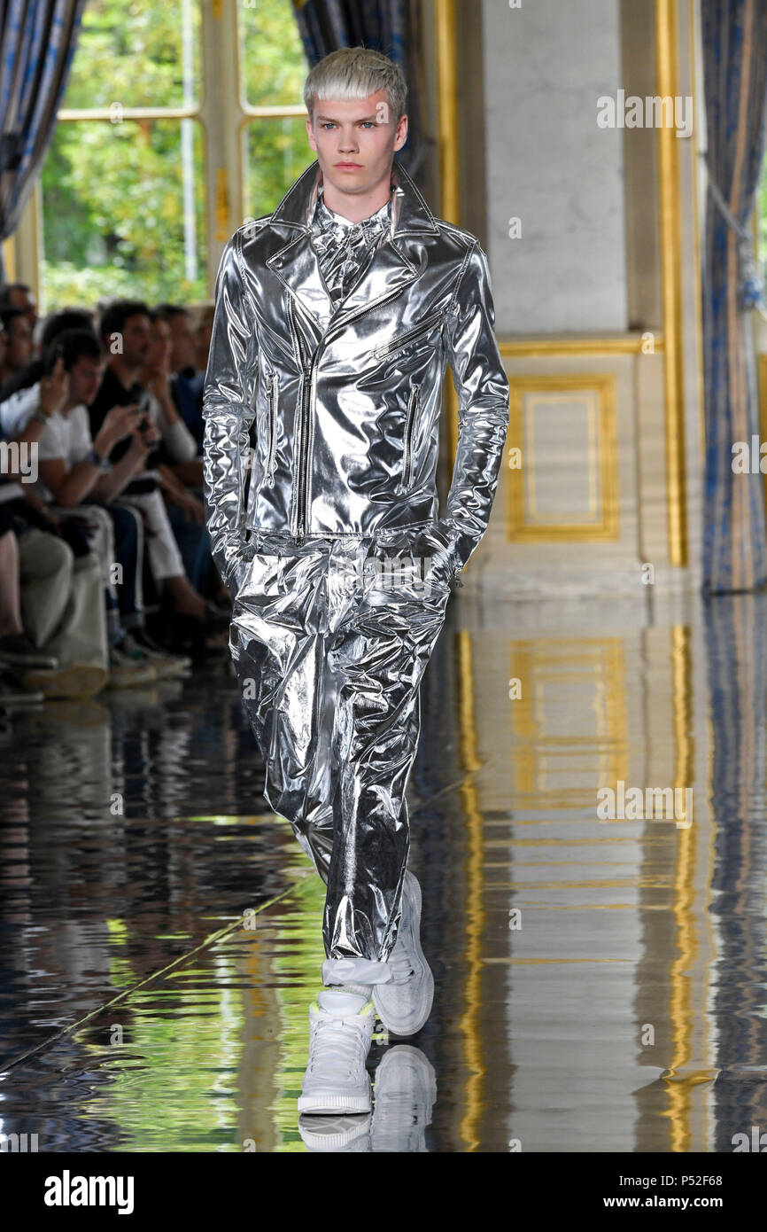 Watch Balmain SpringSummer 2019 Collection – Paris Fashion Week video Watch Balmain SpringSummer 2019 Collection – Paris Fashion Week video