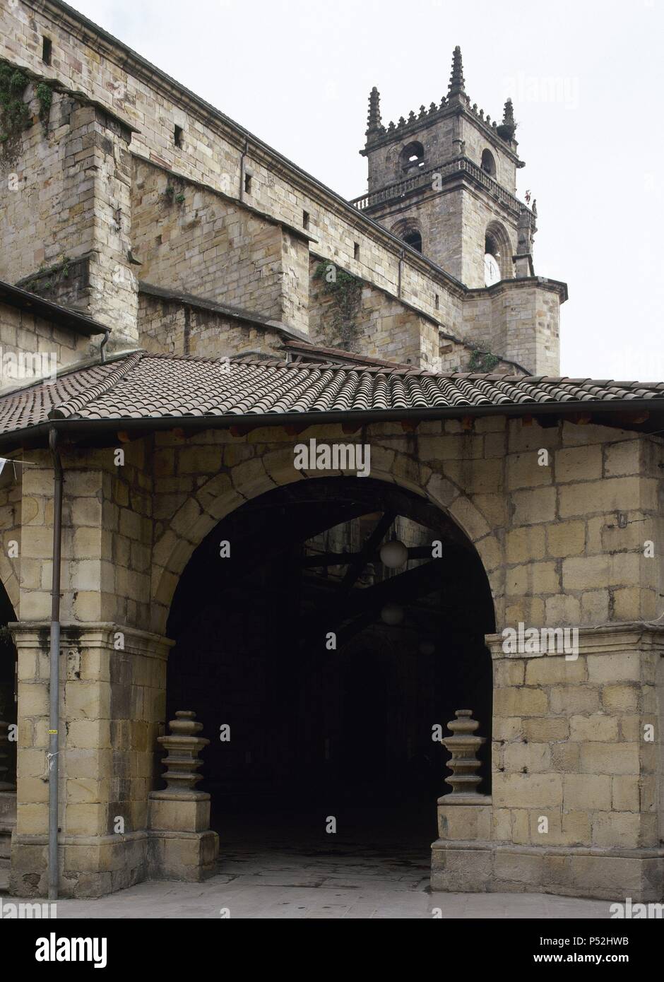 ARTE GOTICO. ESPAÑA. IGLESIA DE SANTA MARIA DE URIBARRI. Edificio del siglo XV aunque remodelado en el XVII. Detalle del PORTICO DEL SIGLO XVI, sustentado por grandes vigas de roble. Dadas sus dimensiones acoge el mercado semanal de la localidad. DURANGO. Provincia de Vizcaya (Bizkaia). País Vasco. Stock Photo