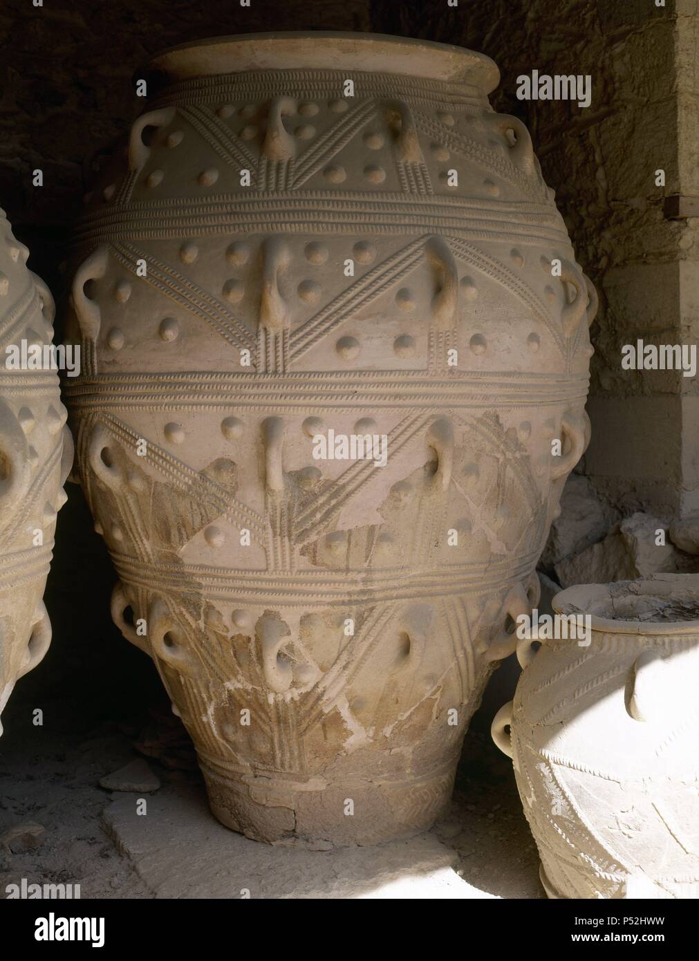 ARTE MINOICO. GRECIA. PALACIO DE CNOSSOS (1700-1450 a. C.). Detalle de unos 'PITHOI' (PITOS) de almacenamiento, de gran tamaño decorado con varias filas de asas verticales. ALMACENES DEL PALACIO. Cnossos. CRETA. Stock Photo