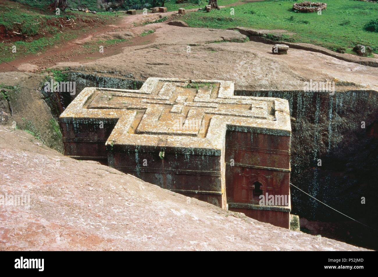 ARTE MEDIEVAL. ETIOPIA. CONJUNTO MONUMENTAL DE LALIBELA. Con unas cincuenta iglesias monolitas excavadas en la roca, fueron construidas durante el reinado del Emperador LALIBELA (1182-1220) con ayuda de cristianos coptos que huían del islam. Vista de la 'BET GIORGIS' (IGLESIA DE SAN JORGE) (s. XI-XIII), con planta cruciforme. Distrito de Lasta. ETIOPIA. Stock Photo