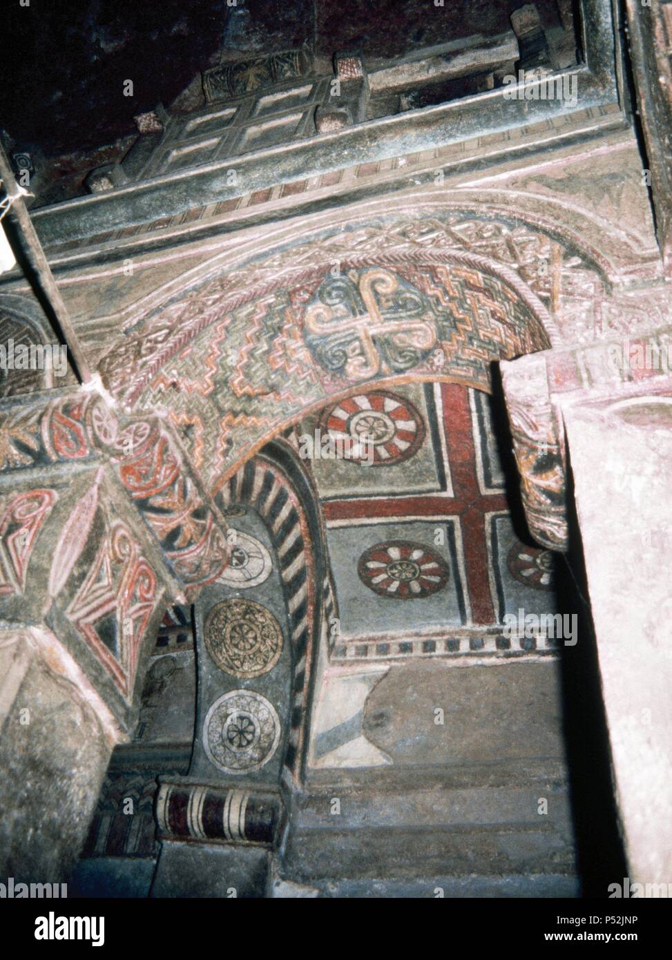 ARTE MEDIEVAL. ETIOPIA. CONJUNTO MONUMENTAL DE LALIBELA. Con unas 50 iglesias monolitas excavadas en la roca, fueron construidas durante el reinado del Emperador LALIBELA (1182-1220) con ayuda de cristianos coptos que huían del islam. Vista del interior de la 'BET MYRIAM' (IGLESIA DE MARIAM), decorada con frescos de influencia copta egipcia y bizantina. Distrito de Lasta. Norte del país. AFRICA. Stock Photo