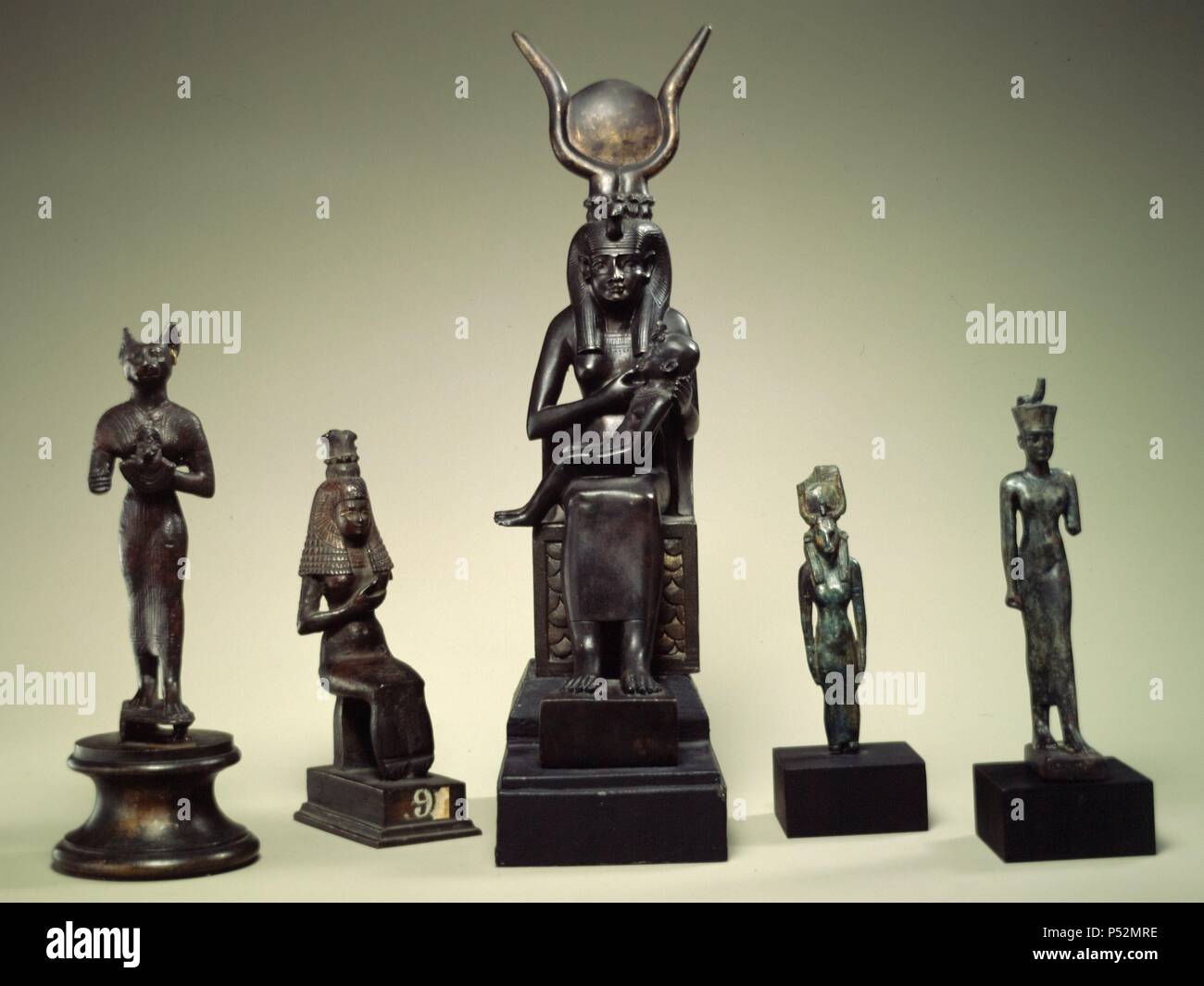Mut And Neith Madrid, M.A.N. Arte egipcio. Estatuillas de Bastet, Mut, Isis y Neith ...