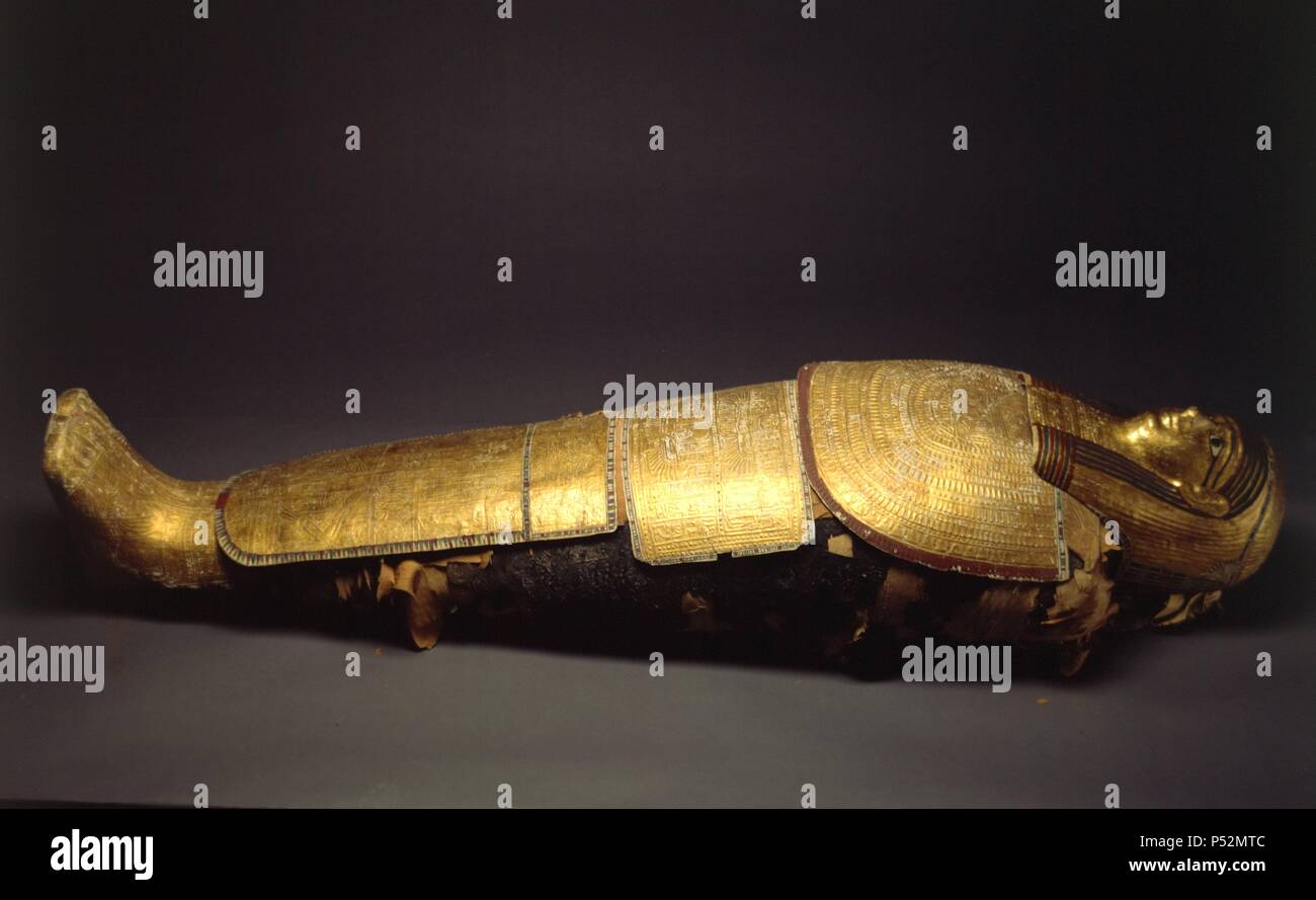 Madrid, M.A.N. Arte Egipcio. Momia de la época Ptolemaica de un sacerdote de Imhotep, llamado Nespamedu, vendida por Bauer (1925) y cubierta de cartonajes de oro. Museum: MUSEO ARQUEOLOGICO. Stock Photo