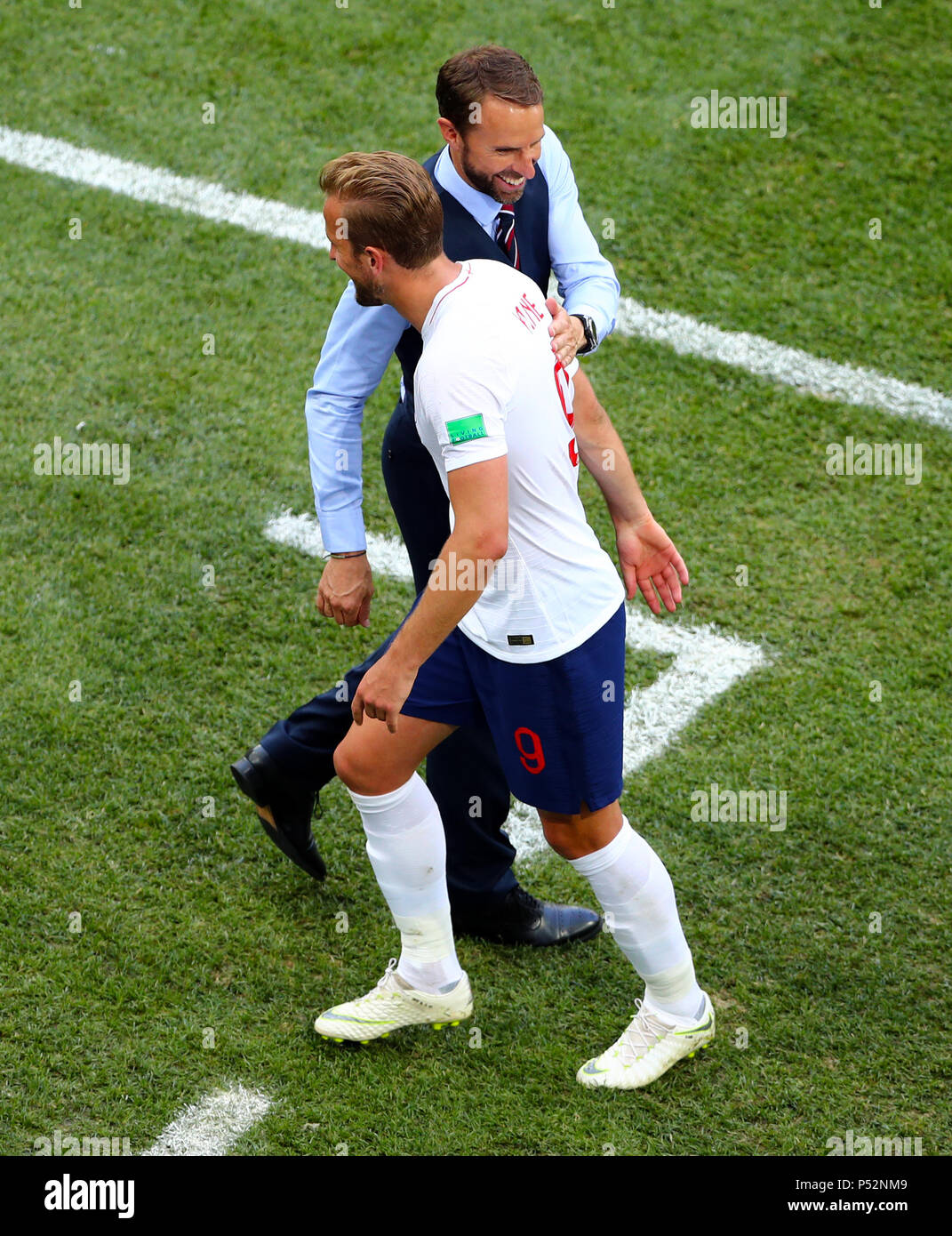 England's Harry Kane is congratulated by England manager Gareth Southgate as he is substituted off during the FIFA World Cup Group G match at the Nizhny Novgorod Stadium. PRESS ASSOCIATION Photo. Picture date: Sunday June 24, 2018. See PA story WORLDCUP England. Photo credit should read: Tim Goode/PA Wire. Stock Photo