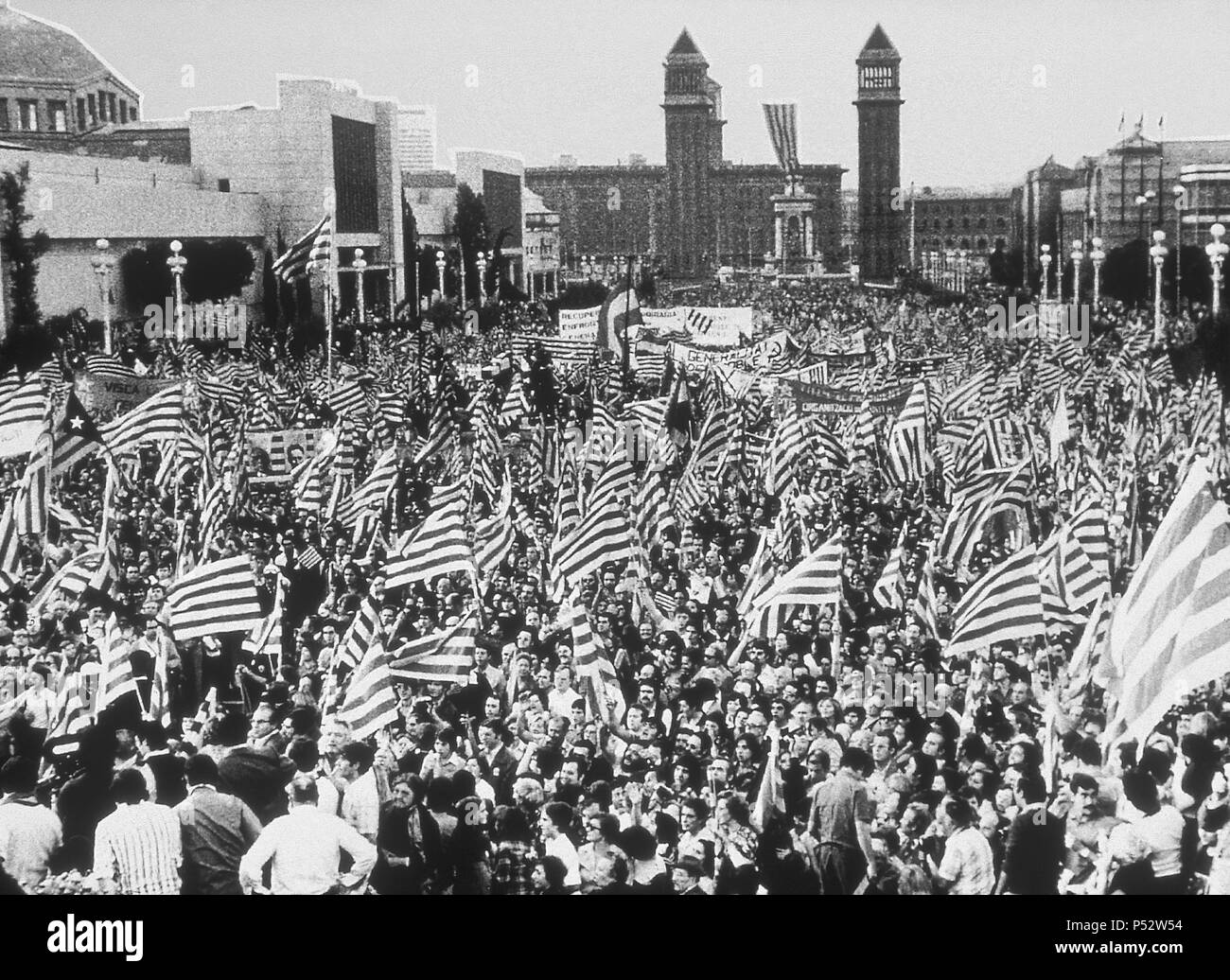 Manifestación de celebración del regreso del president Tarradellas, Barcelona 1977. Location: EXTERIOR. Stock Photo