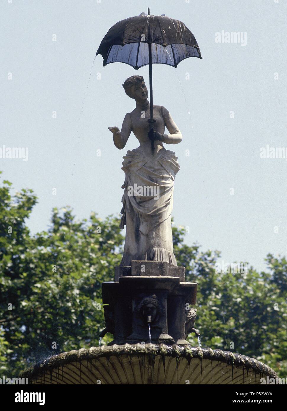 ARTE S. XIX. ACADEMICISMO. JOAN ROIG I SOLER (1835-1918). Fuente de LA DAMA DEL PARAGUAS (1884). El modelo femenino fue la sobrina de J. Roig. Se encuentra en el Parque de la Ciutadella. BARCELONA. Cataluña. Stock Photo