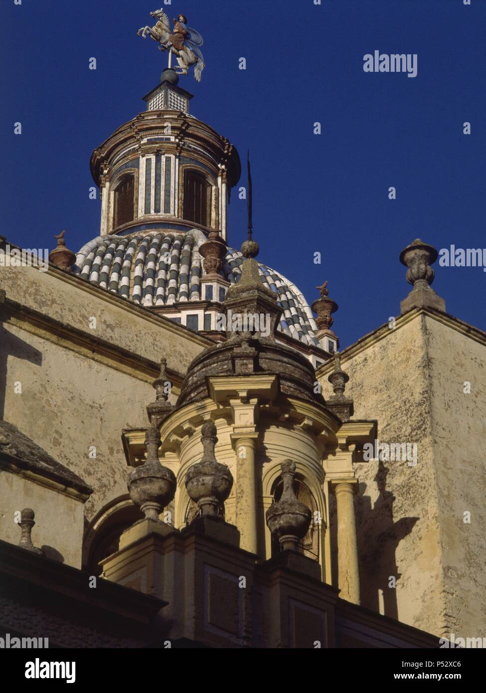 IGLESIA DE SANTIAGO - CUPULAS DE CAPILLAS LATERALES. Location: EXTERIOR, UTRERA, SEVILLE, SPAIN. Stock Photo