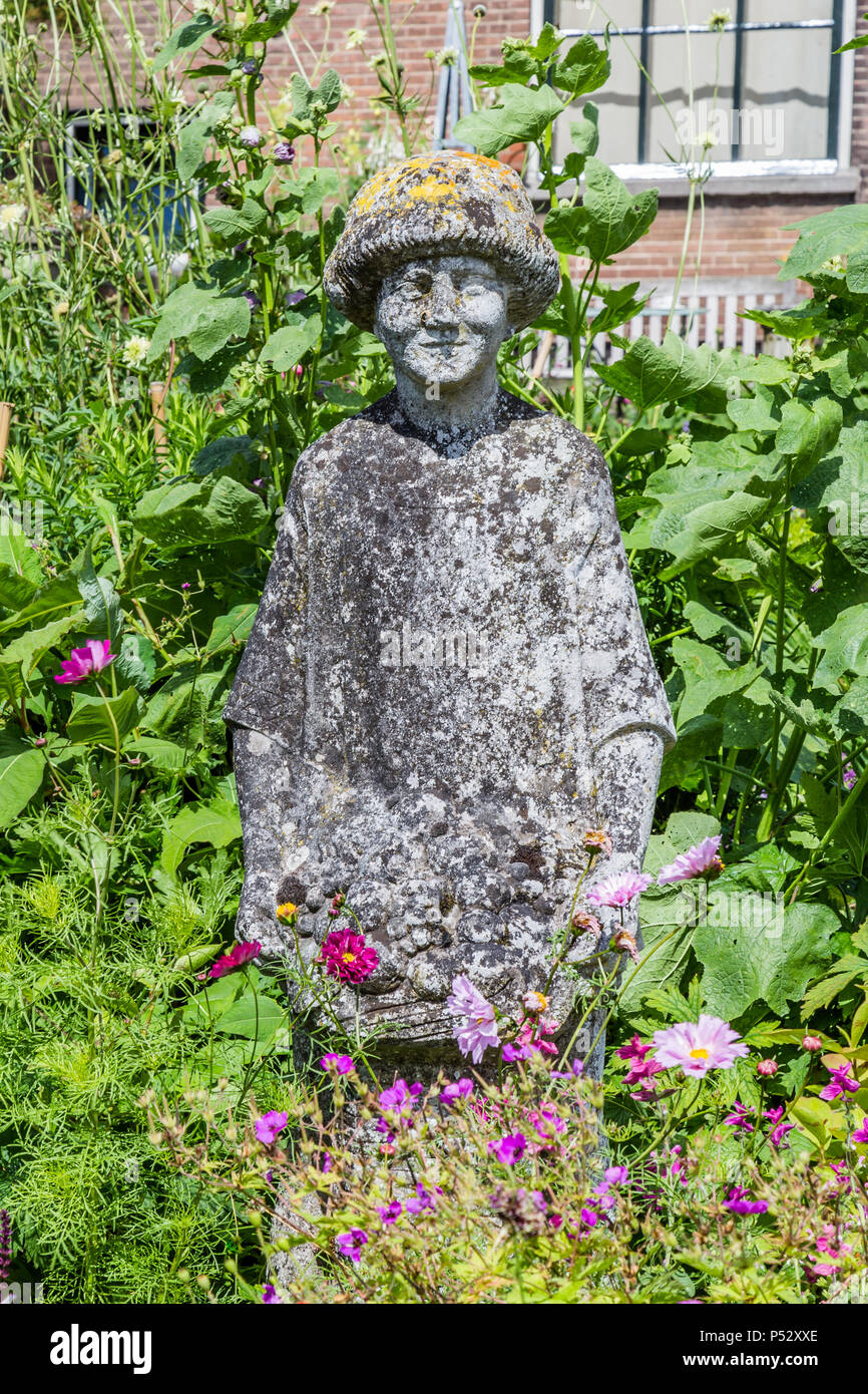 Statue of a woman in the garden Stock Photo - Alamy