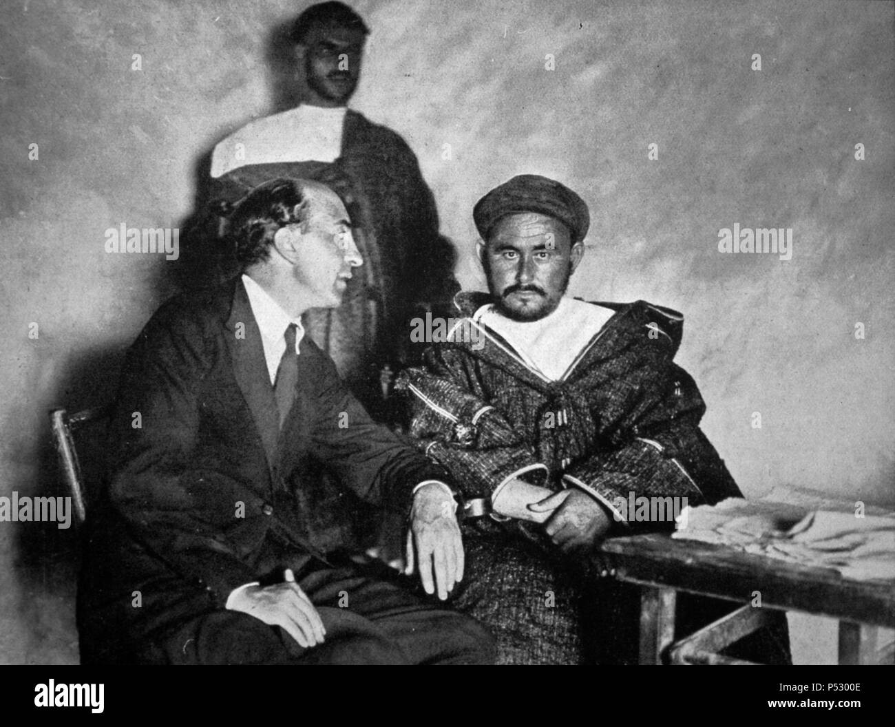 Abd El-Krim (1882-1963). El caudillo marroquí durante una entrevista con Luis de Oteyza, director del periódico 'La Libertad'. Años 20. Marruecos. S.XX. Stock Photo