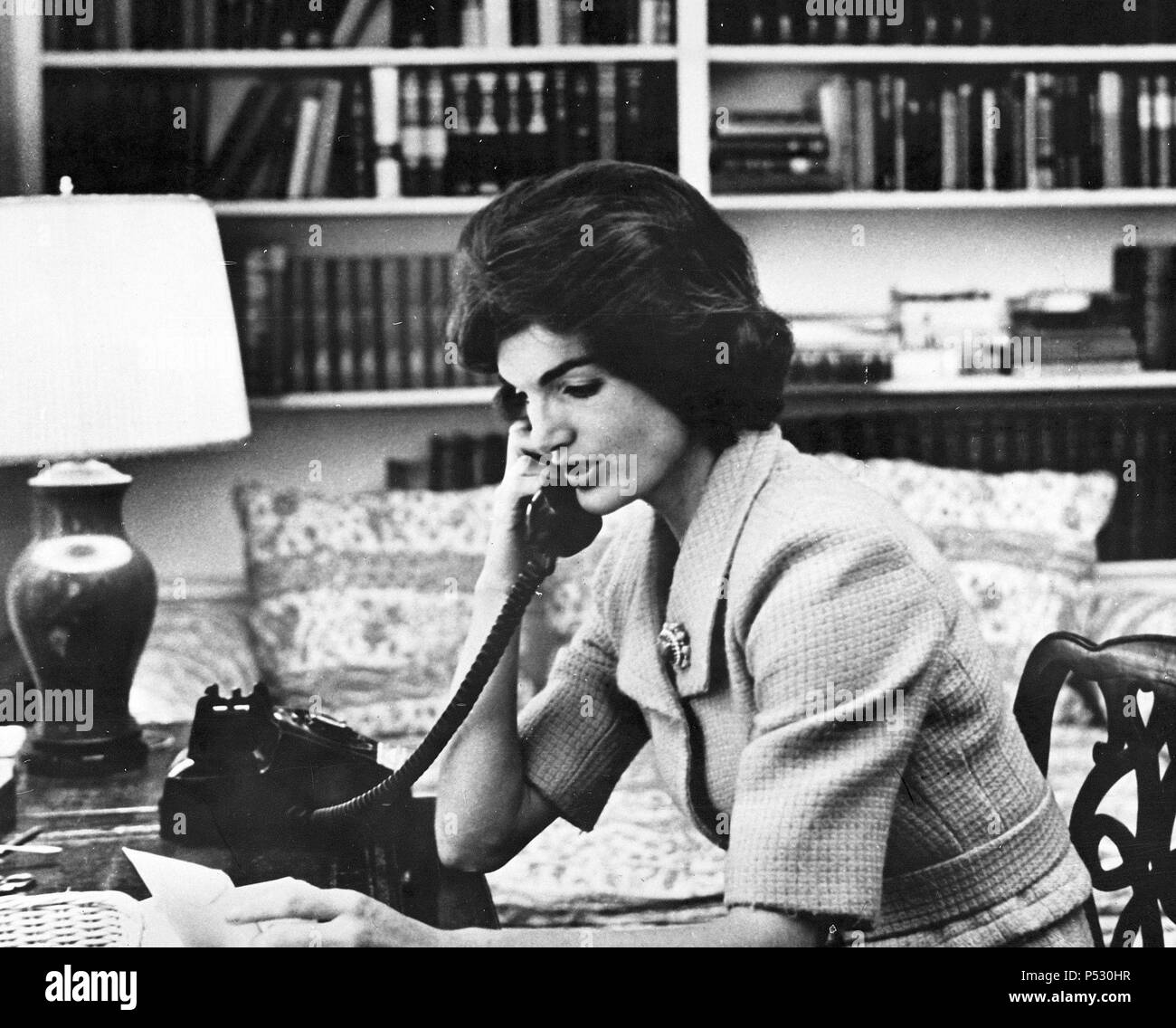 Jacqueline Kennedy en el cuarto de estar de su residencia de Washington ,D.C. Stock Photo