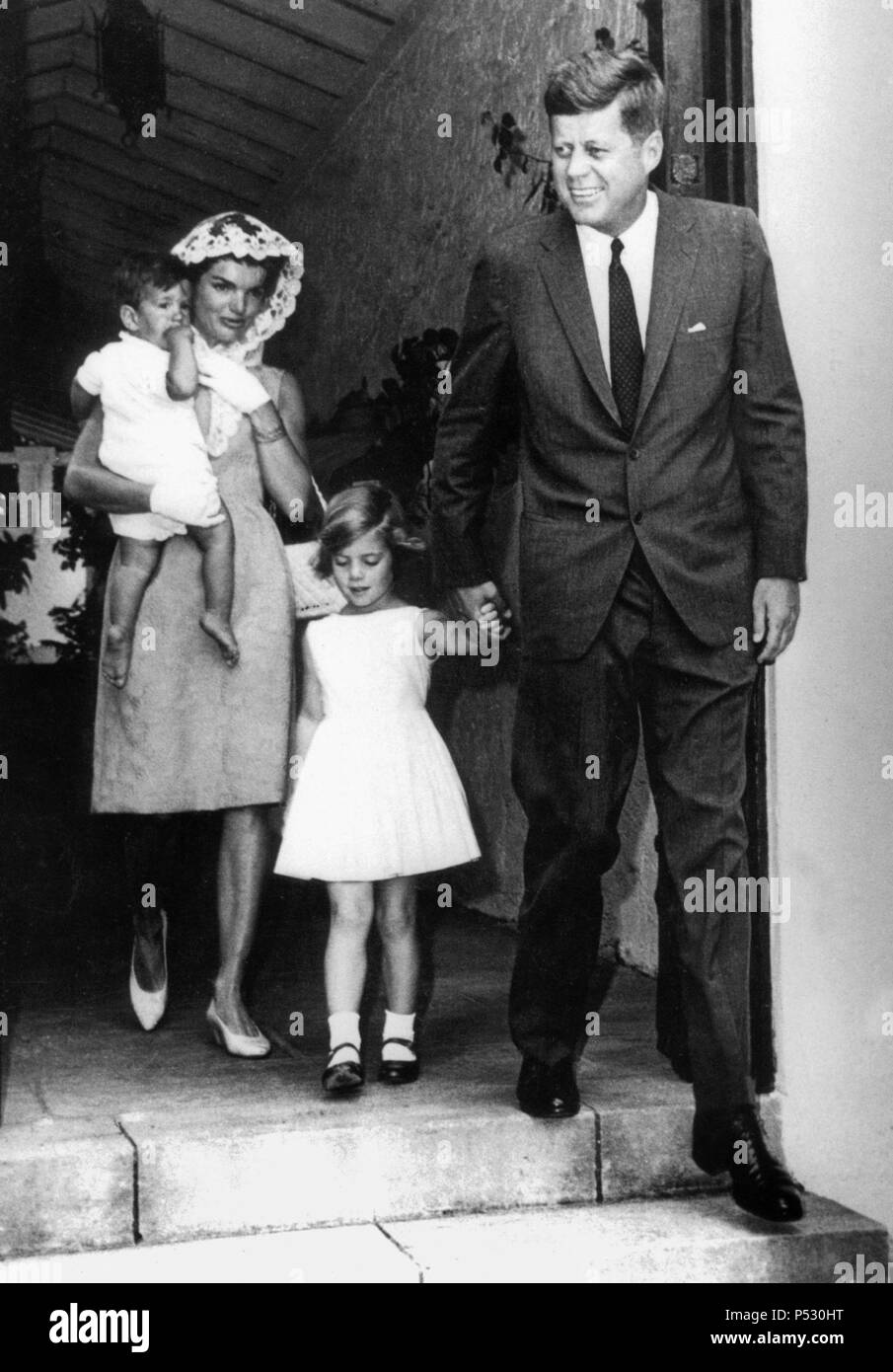John F. Kennedy acompañado de su esposa Jacqueline y sus hijos John John y  Carolina, 1963 Stock Photo - Alamy