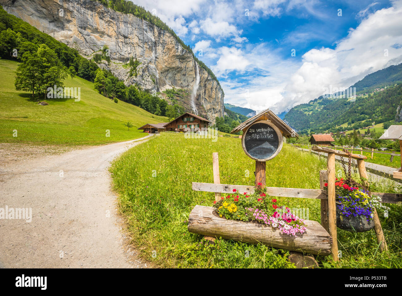 Traditional house in Lauterbrunnen Stock Photo Alamy