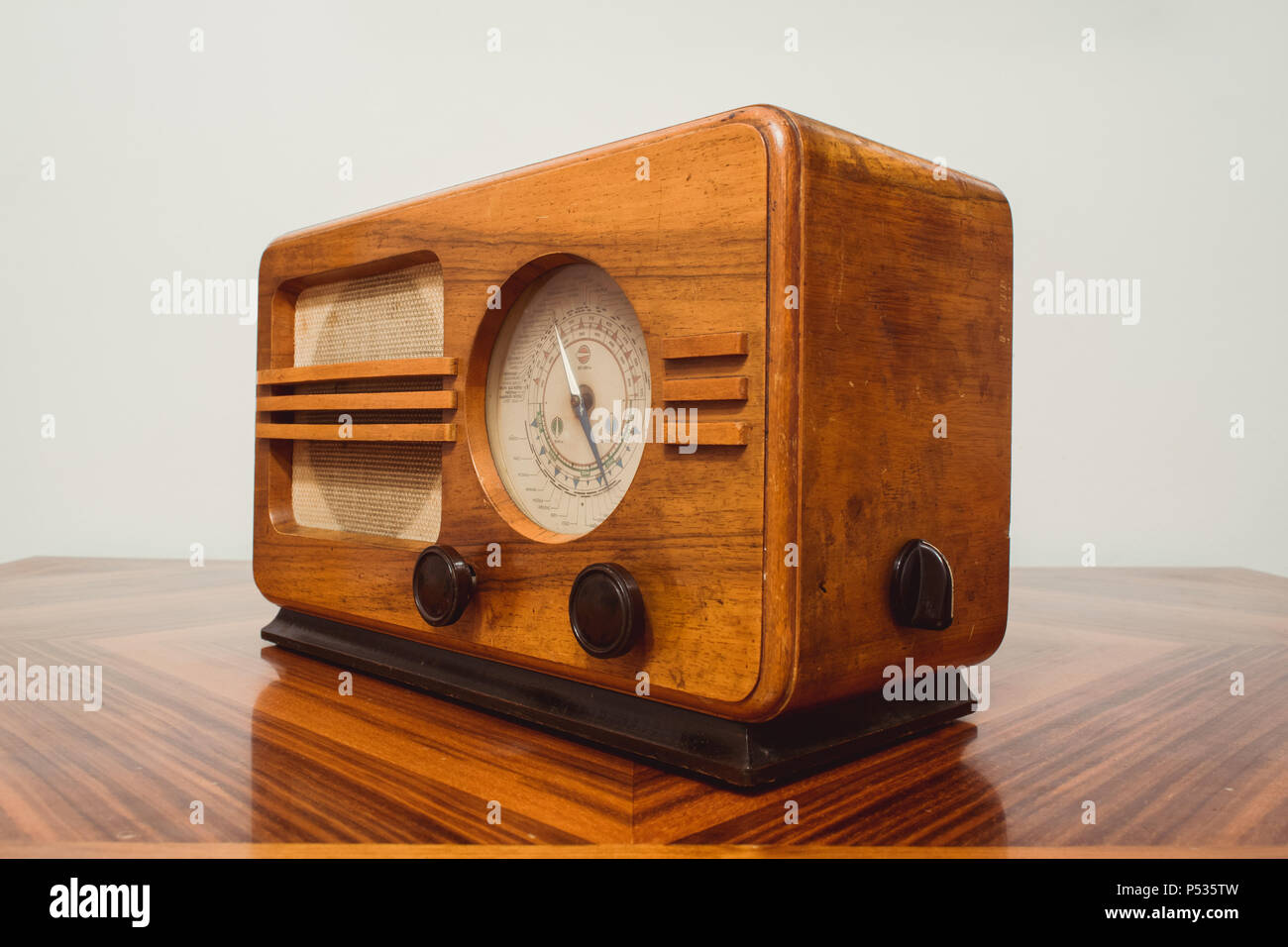 https://c8.alamy.com/comp/P535TW/old-wooden-radio-on-table-vintage-retro-style-P535TW.jpg