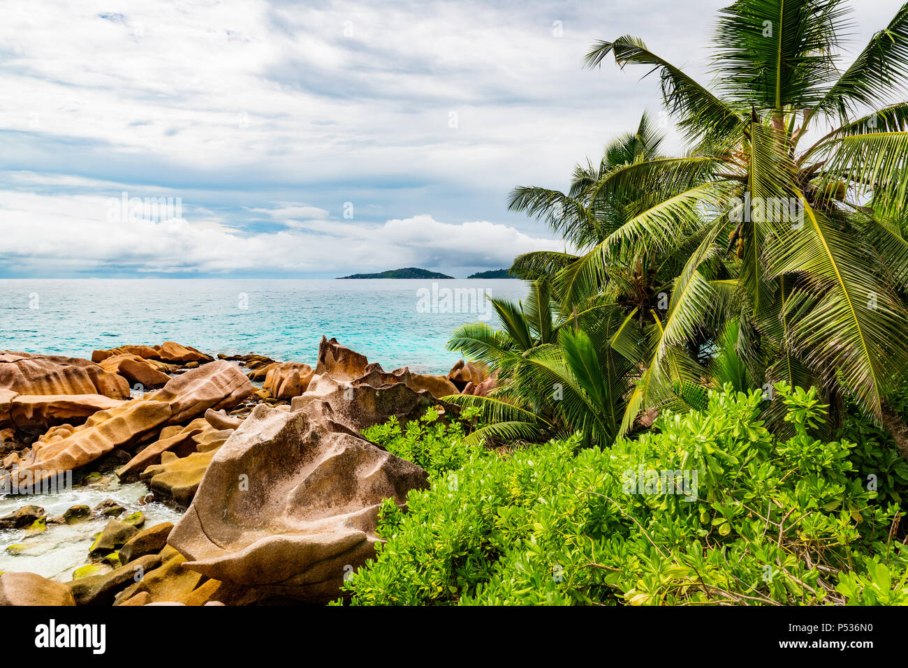 seychelles-amazing-tropical-beach-hi-res-stock-photography-and-images