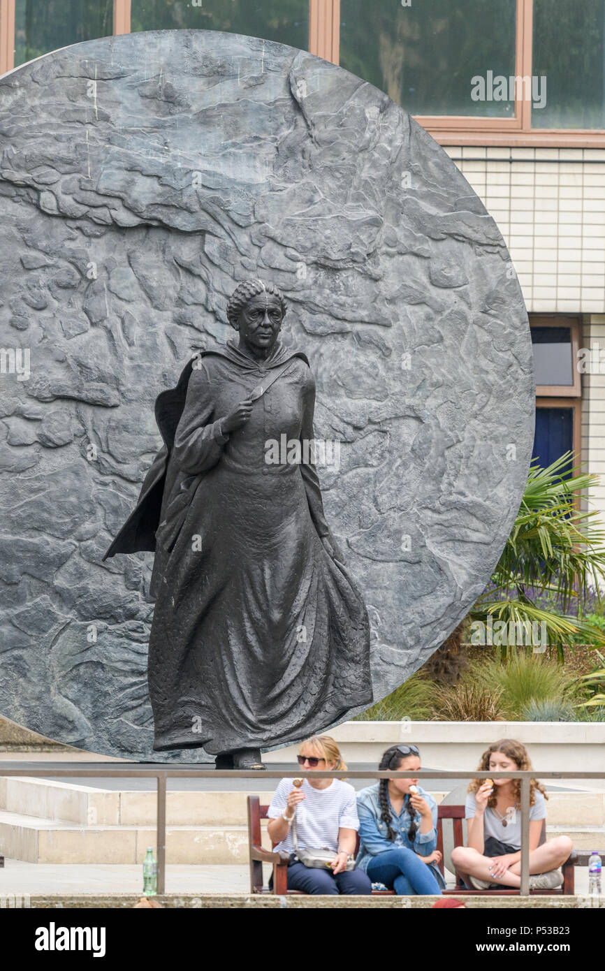 Bronze memorial statue of Mary Seacole, in the grounds of St Thomas hospital, founded by Florence Nightingale, Westminster, London, England. Stock Photo