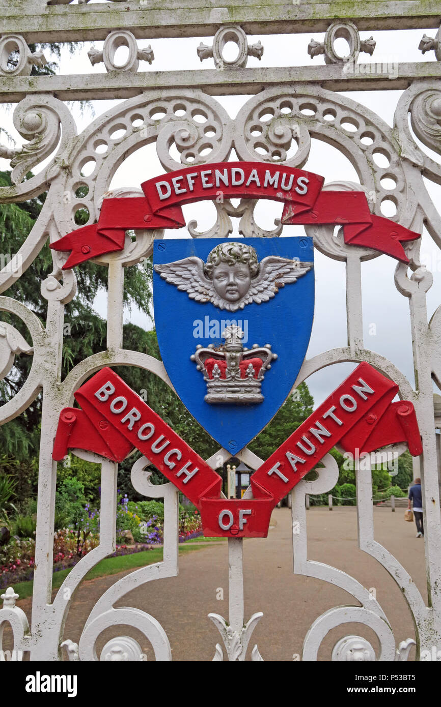 Coat of Arms, gates, Vivary Park, Taunton - Upper High St, Taunton, Somerset, South West England, UK,  TA1 3SX - Defendamus Borough of Taunton Stock Photo