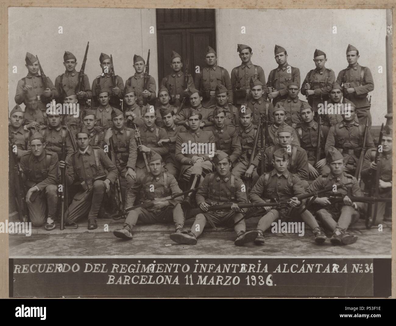 Grupo de soldados del Regimiento de Infantería Alcántara nº 34, Barcelona, año 1936. Stock Photo