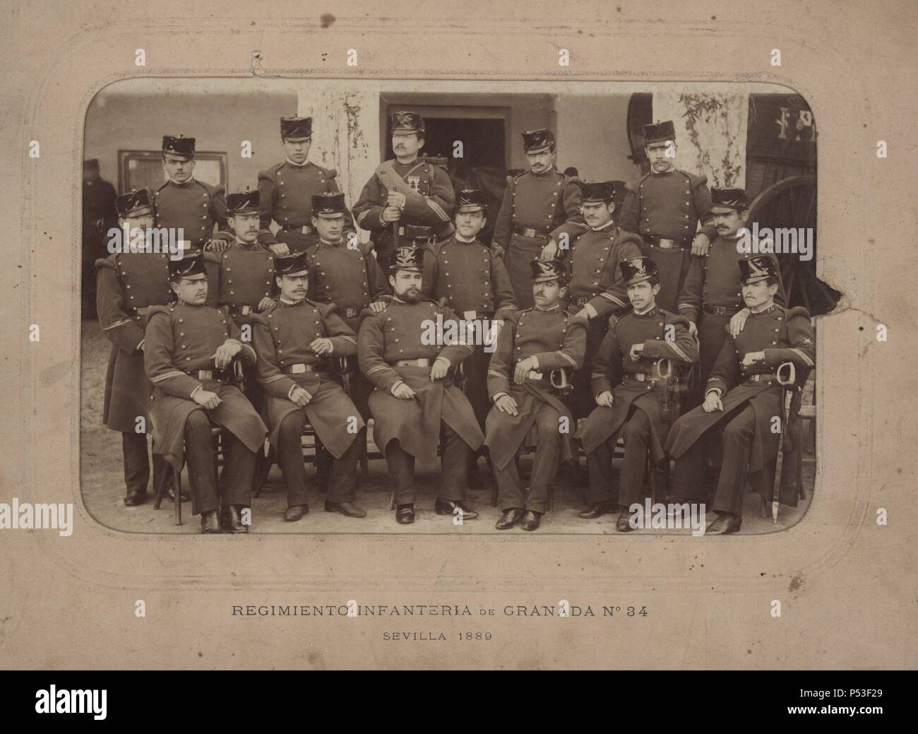Grupo de Suboficiales del Regimiento de Infantería Granada nº 34, Sevilla, año 1889. Stock Photo