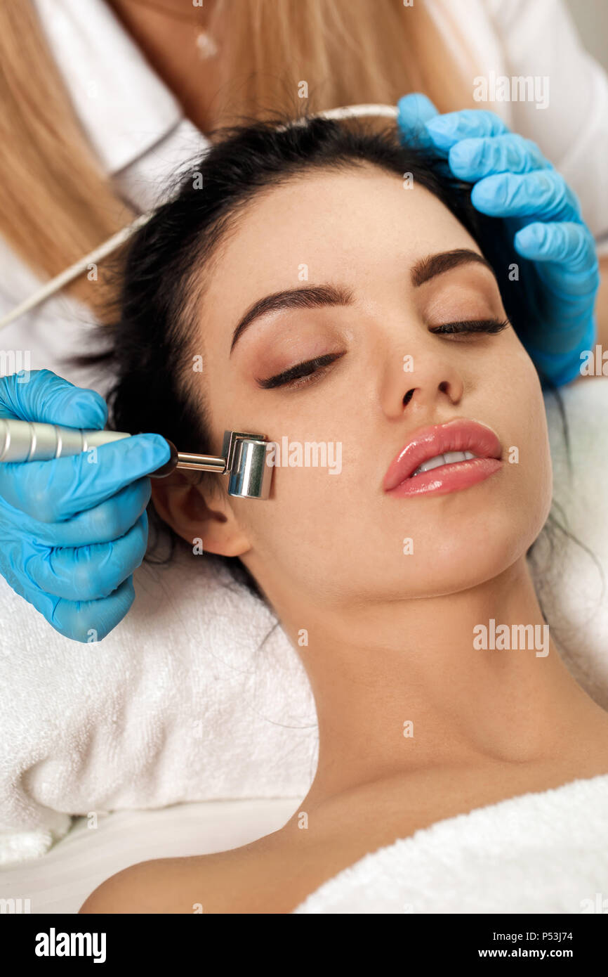 Cleaning the face in the salon ... which is the most effective Cleaning the face in the salon ... which is the most effective