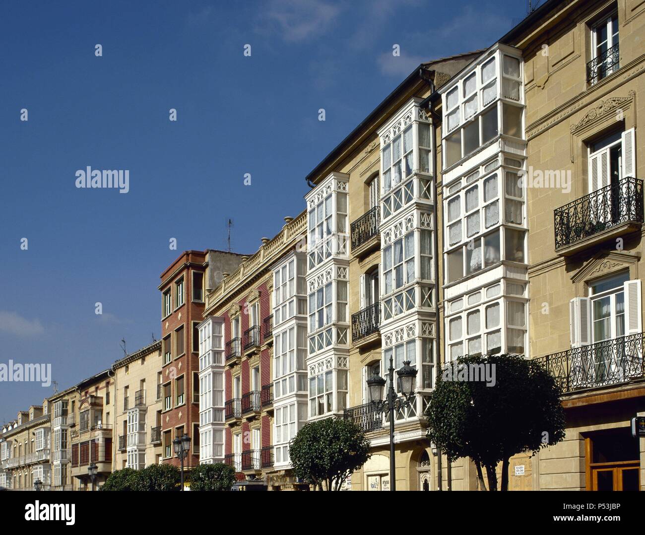 LA RIOJA. HARO. Vista de los edificios de la calle Vega. España Stock Photo  - Alamy