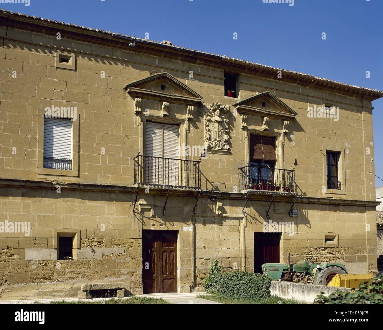 LA RIOJA. TIRGO. Vista general de una casa de piedra con blasones, características de la localidad. Comarca de La Rioja Alta. España. Stock Photo