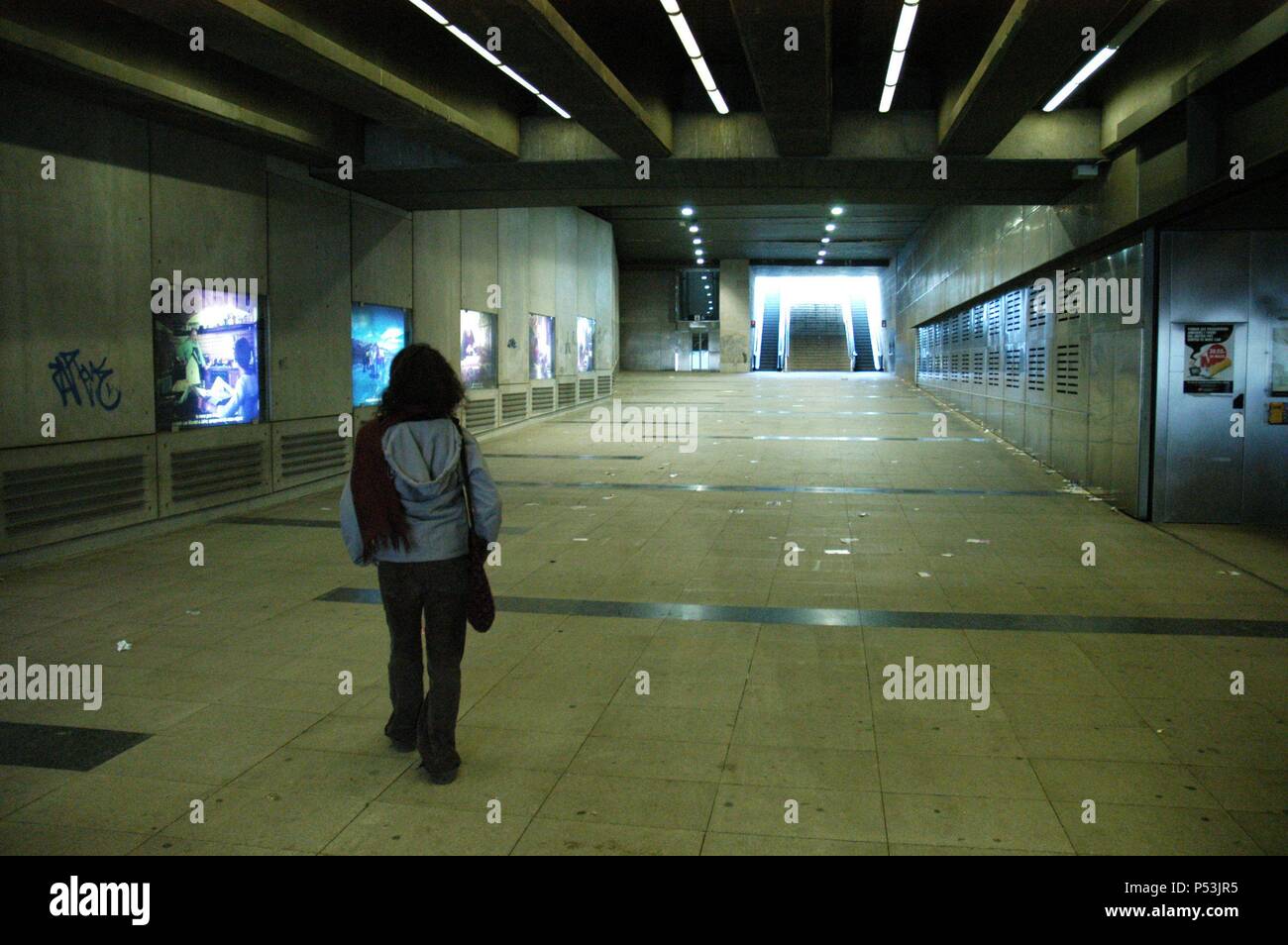 Interior de la ESTACION DE METRO del 'Mundet'. Vista de uno de los pasillos de la estación. BARCELONA. Cataluña. Stock Photo