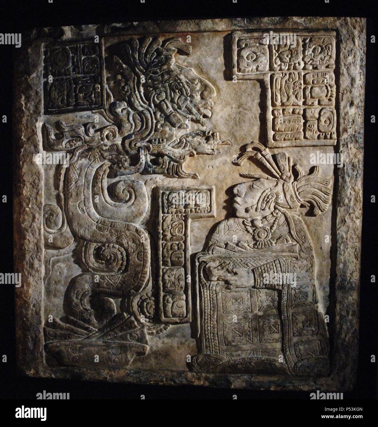 ARTE MAYA. PERIODO CLASICO TARDIO (600-900 d. C.). DINTEL 15 DE YAXCHILAN (770-775 d. C.). Relieve en piedra caliza que representa a la ESPOSA DEL REY PAJARO JAGUAR IV (752-768), WAK TUUN, HACIENDO UN AUTOSACRIFICIO DE SANGRE ANTE LA SERPIENTE VISION QUE SURGE DE UN ROLLO DE PAPEL MANCHADO CON LA SANGRE DE LA DAMA. DE SU BOCA SALE UN ANCESTRO CON EL QUE LA DAMA QUIERE CONTACTAR. La pieza forma parte de una serie de tres relieves encargados por Pájaro Jaguar IV para decorar la ESTRUCTURA 21 en Yaxchilán. Estado de Chiapas. México. Museo Británico. Londres. Inglaterra. Reino Unido. Stock Photo
