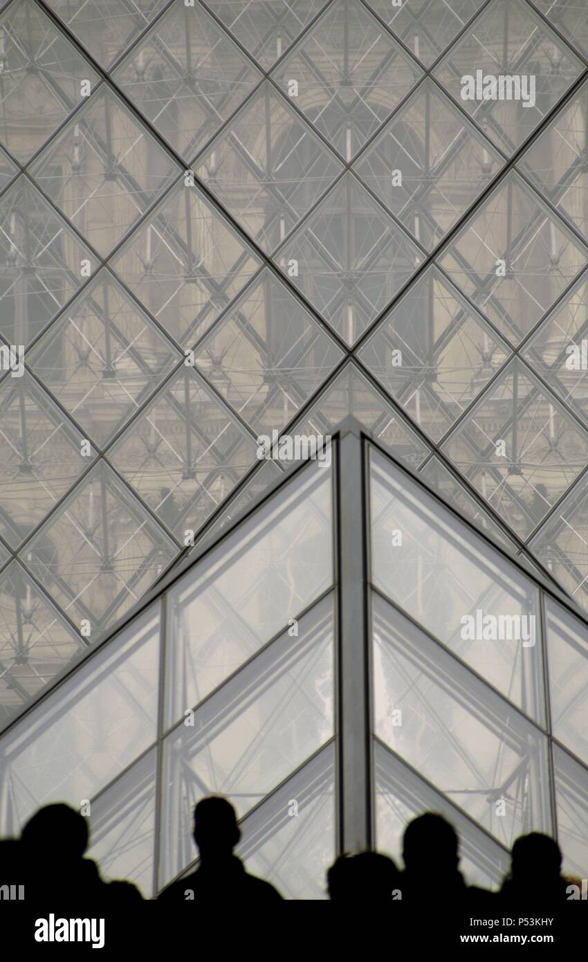 ARTE S. XX. FRANCIA. MING PEI, Leo. Arquitecto japonés. PIRAMIDE TRANSPARENTE DEL MUSEO DEL LOUVRE. Inaugurada el 14 de julio de 1989. Detalle de la pirámide. París. Stock Photo