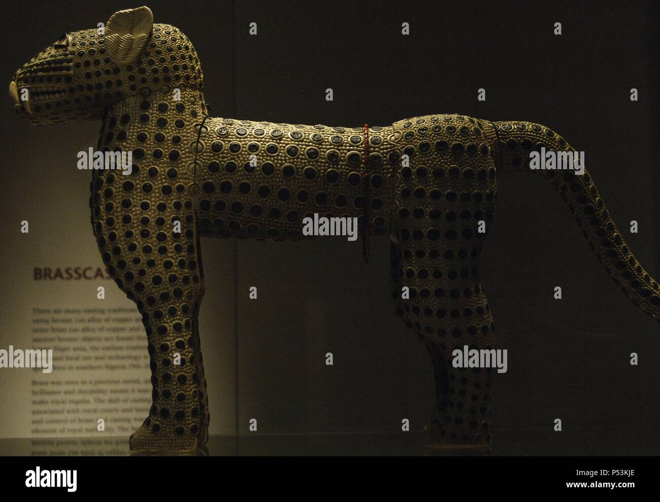 ARTE AFRICANO. NIGERIA. S. XIX. LEOPARDO de marfil, cobre y coral. Reino de Benín. Museo Británico. Londres. Inglaterra. Reino Unido. Stock Photo