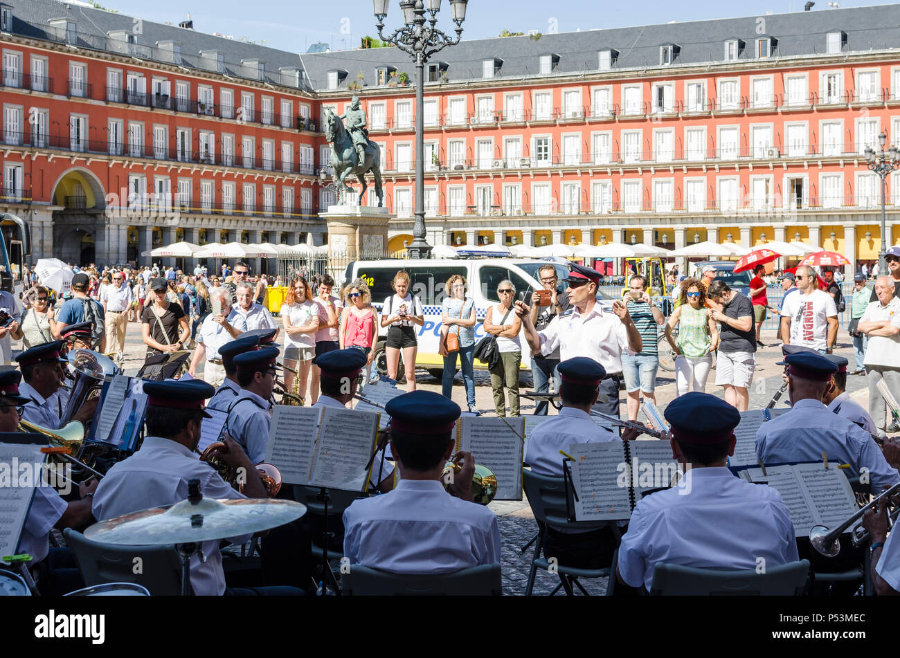 Madrid, Spain, 17 th June, 2018. A musicians band playing in Plaza Mayor,  Madrid city, Spain Stock Photo - Alamy