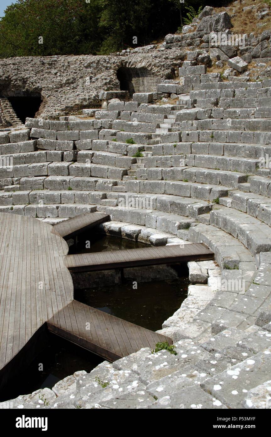 ARTE GRIEGO. REPUBLICA DE ALBANIA. Teatro griego del siglo III a. c., posteriormente adaptado por los Romanos. Butrinto. Stock Photo