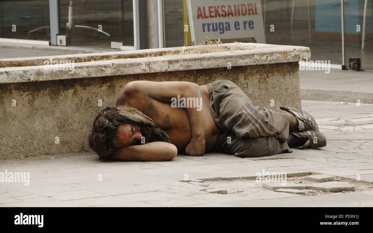 mendigo durmiendo cerca de Plaza Skanderbeg. Stock Photo