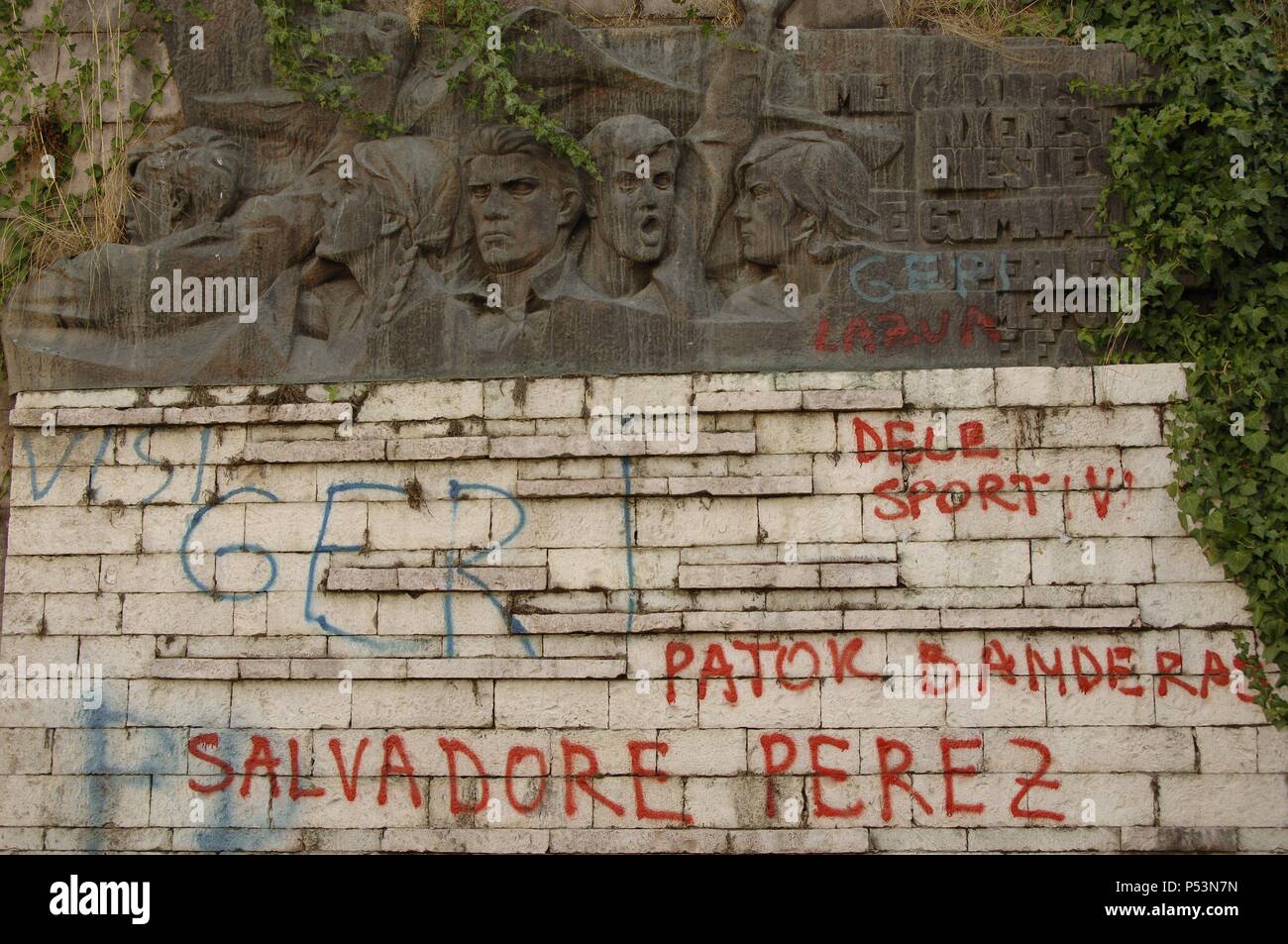 GRAFFITI en un monumento de época comunista. Gjirokastra. República de Albania. Stock Photo