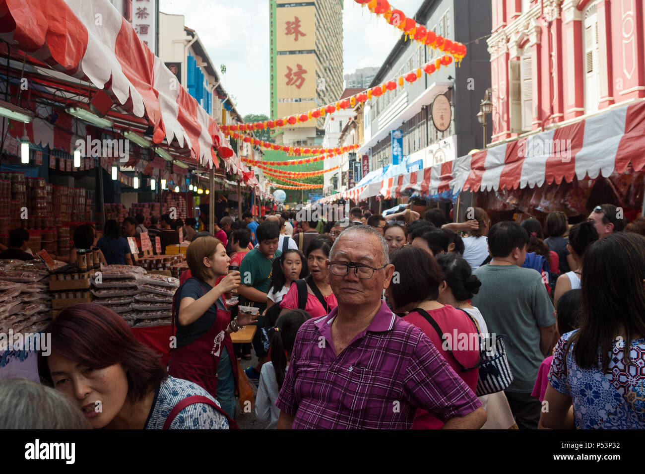 27.01.2018, Singapore, , Singapore - People romp on one of the street markets in Chinatown, which offer all sorts of specialties and specialties every Stock Photo