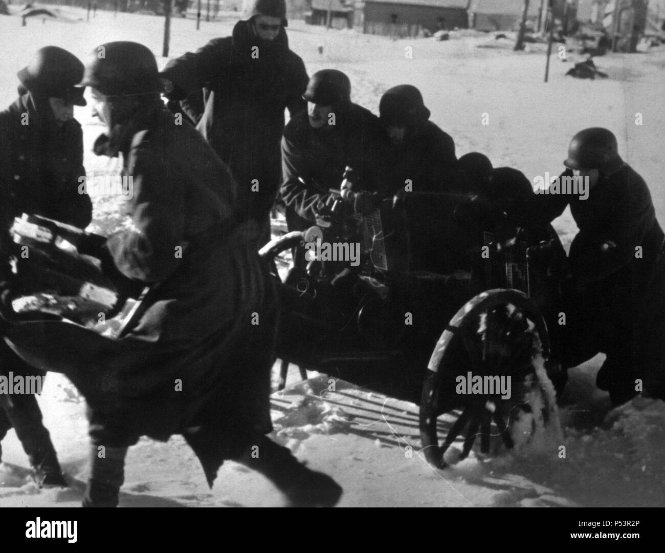 SEGUNDA GUERRA MUNDIAL (1939-1945) - División azul. Soldados antitanques en marcha hacia la primera línea. Año 1942. Stock Photo
