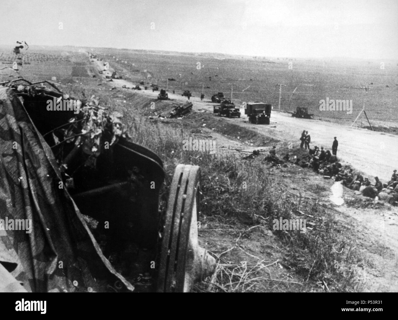 SEGUNDA GUERRA MUNDIAL (1939-1945) - Batalla de Moscú 1941-42. La carretera de Minskal en la URSS sembrada de vehículos soviéticos destruidos y abandonados en la retirada. Stock Photo