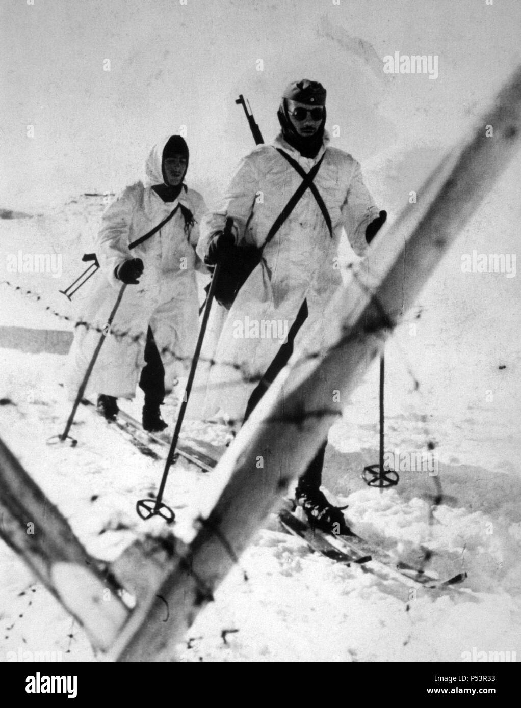 SEGUNDA GUERRA MUNDIAL (1939-1945) - División azul. Soldados esquiadores saliendo de patrulla. Invierno. Año 1942. Stock Photo