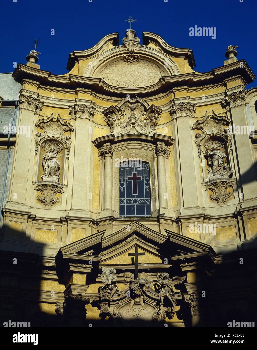 ARTE BARROCO. ITALIA. IGLESIA DE SANTA MARIA MAGDALENA. Vista parcial de la fachada del templo, construido durante el periodo barroco. ROMA. Stock Photo