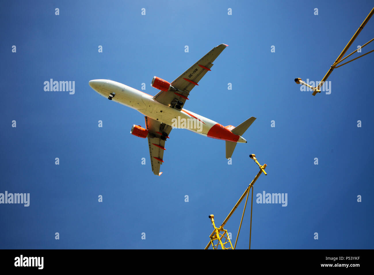 Easyjet plane landing hi-res stock photography and images - Alamy