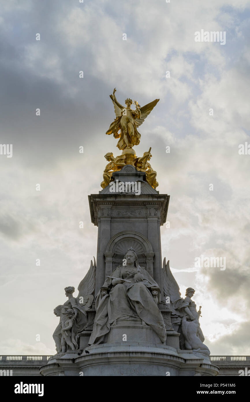 Statue outside buckingham palace hires stock photography and images