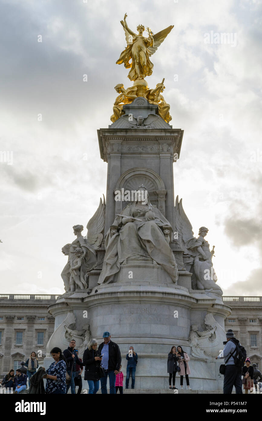 Statue outside buckingham palace hires stock photography and images