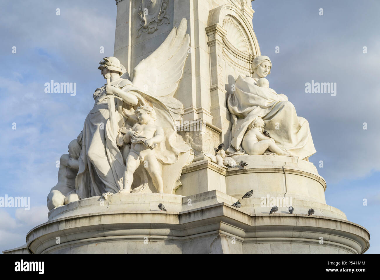 Statue outside buckingham palace hires stock photography and images
