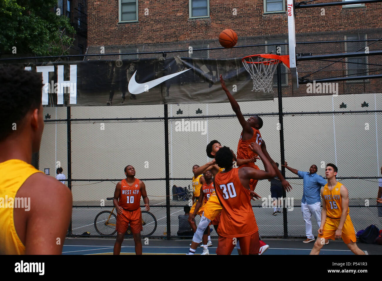 133 West 4th Street Basketball Stock Photos, High-Res Pictures, and Images  - Getty Images