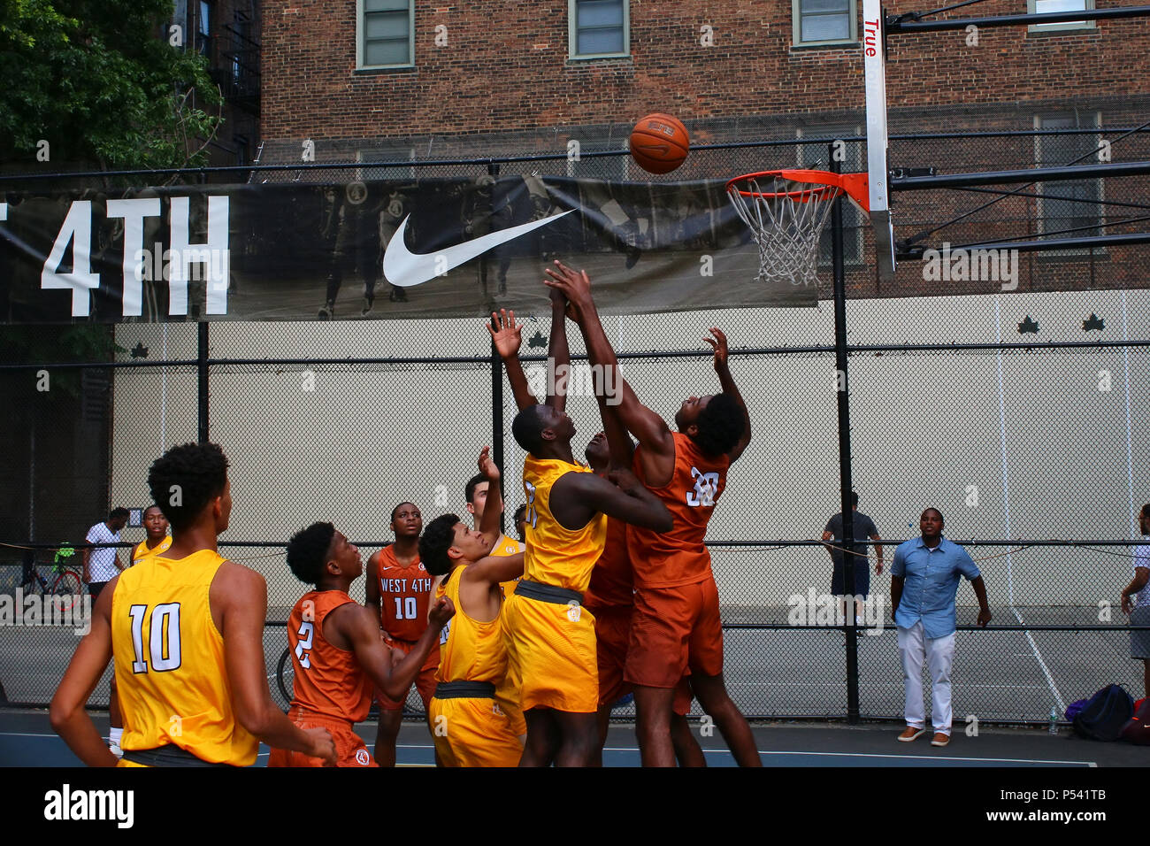 133 West 4th Street Basketball Stock Photos, High-Res Pictures, and Images  - Getty Images