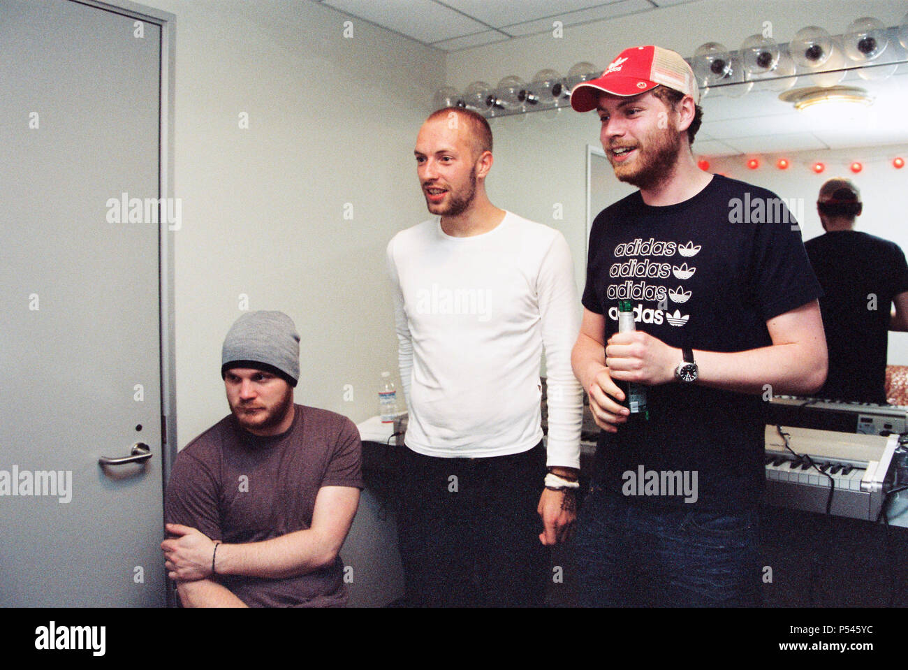 Will Champion, Chris Martin and Jonny Buckland from Coldplay backstage at  The Hollywood bowl, 31st May 2003. Los Angeles, United States of America  Stock Photo - Alamy