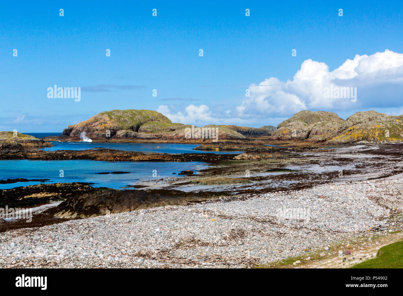 The deserted bay of Camas Cul An T-Saimh and the islet of Eilean Didil on the Hebridean island of Iona, Argyll and Bute, Scotland, UK Stock Photo