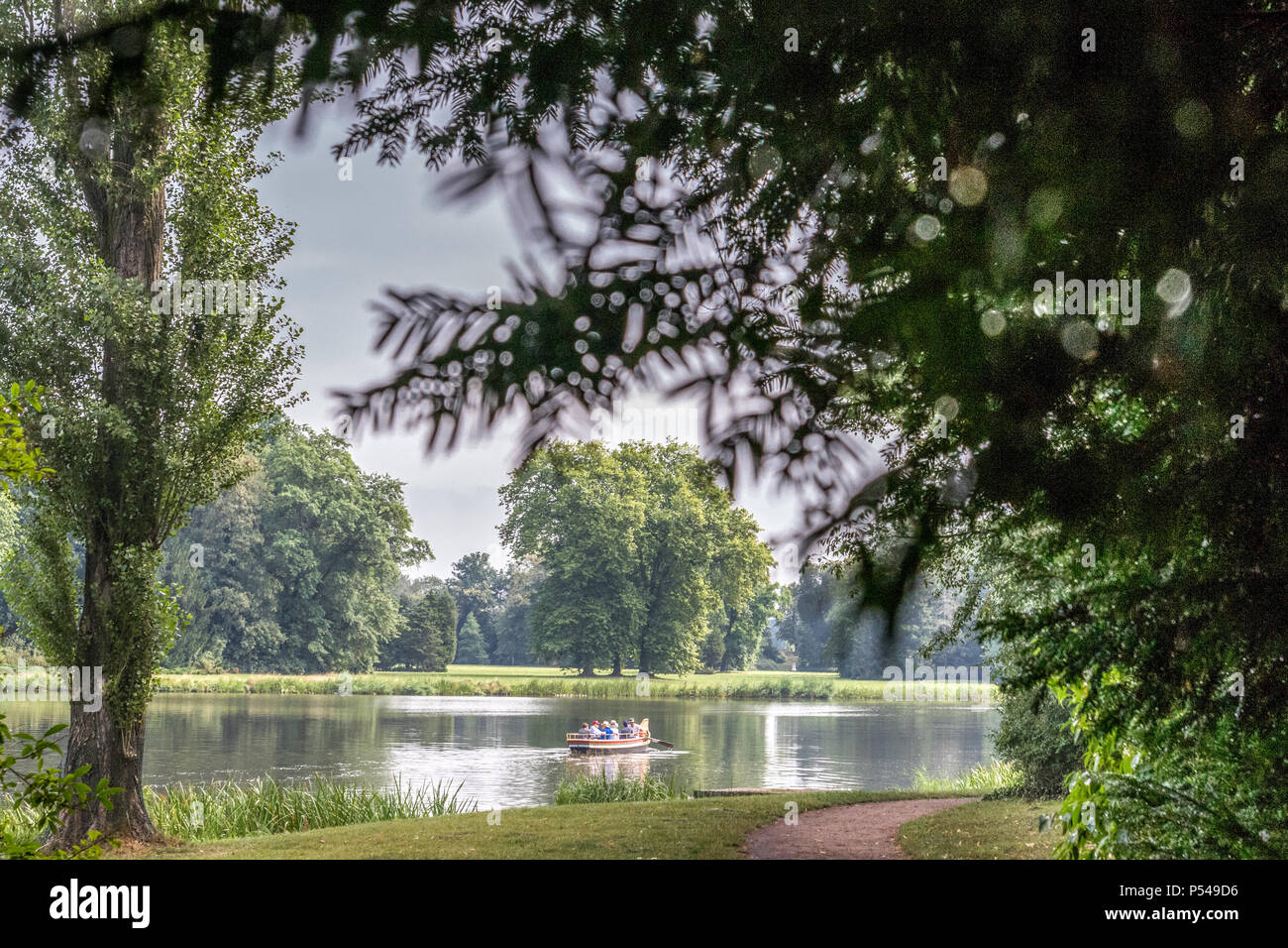 28.07.2016 - Woerlitz, Sachsen-Anhalt, Deutschland - Das Gartenreich Dessau-Woerlitz ist Weltkulturerbe der UNESCO. Rund um den See sowie in den Kanaelen koennen Gondelfahrten gemacht werden. Stock Photo